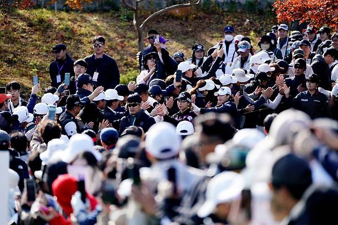 위믹스 챔피언십을 보기 위해 몰려든 갤러리들. 위믹스 챔피언십은 이틀 관객 2만명 가까운 갤러리를 동원하며 엄청난 열기를 과시했다.대회조직위 제공