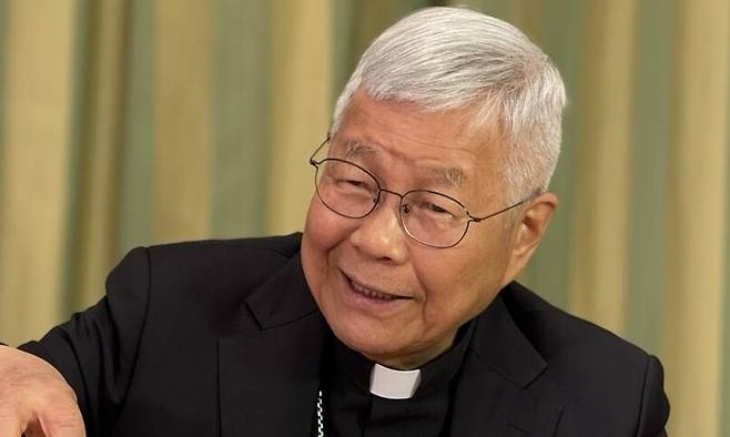 지난 4월24일(현지시각) 로마 바티칸 교황청 성직자부 한 회의실에서 국내 언론사 기자들과 만난 성직자부 장관 유흥식 추기경의 모습. 장예지 기자 penj@hani.co.kr