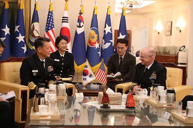 대릴 커들 미국 해군참모총장이 지난 14일 강동길 해군참모총장과 만나고 있다. 미 해군 제공
