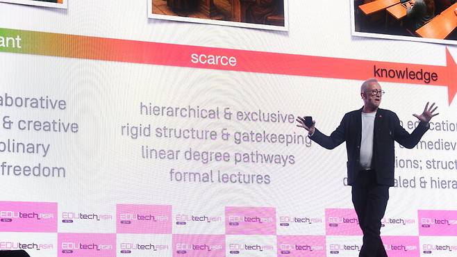 파시 살버르그 멜버른대 교수가 지난 6일 싱가포르에서 열린 제10회 에듀테크 아시아 콘퍼런스에서 인공지능 시대에 걸맞는 교육에 대해 설명하고 있다. 이우연 기자 azar@hani.co.kr