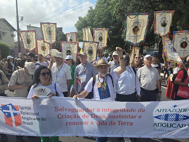 15일 브라질 벨렝에서 열린 민중정상회의 행진에서 브라질 종교인 연합(가톨릭 주교협의회 등) 참가자들이 아마존을 지키다 살해당한 원주민과 종교인, 인권활동가 등을 추모하기 위한 깃발을 들고 행진하고 있다. 벨렝/옥기원 기자 ok@hani.co.kr