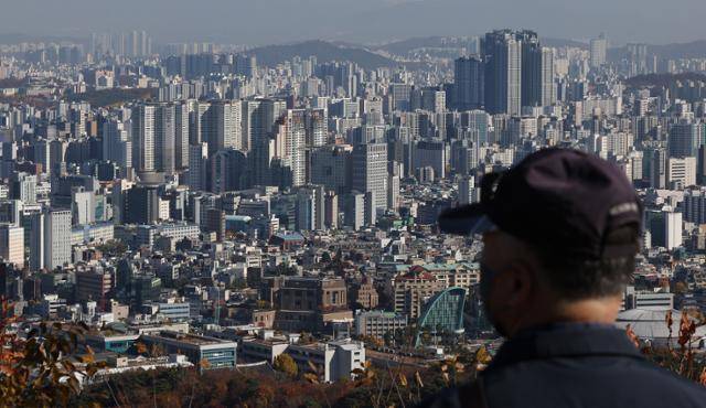 14일 서울 중구 남산에서 바라본 도심 아파트 단지. 뉴스1
