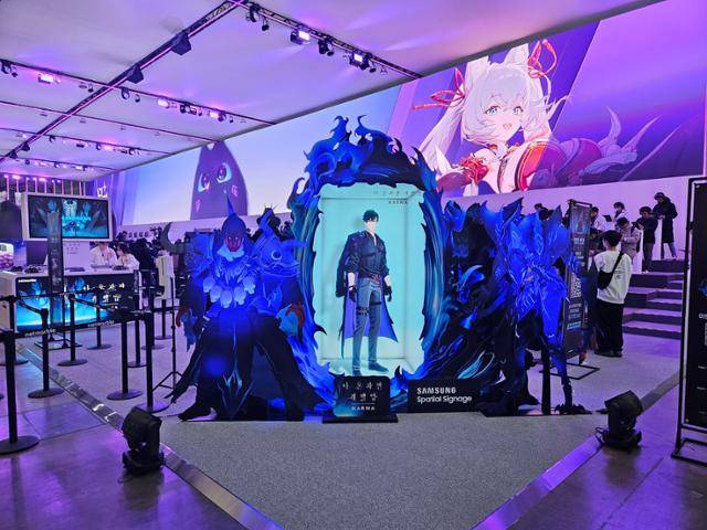 14일 부산 해운대구 벡스코에서 열린 지스타2025의 넷마블 부스에 삼성전자의 미출시 제품인 '3D 스페이셜 사이니지'가 배치돼 있다. 부산=박준석 기자