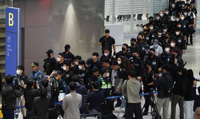 지난달 18일 인천국제공항 2터미널에서 캄보디아에서 범죄에 가담했다가 이민 당국에 구금된 한국인 64명이 국내로 송환돼 입국장으로 들어서고 있다. 최주연 기자