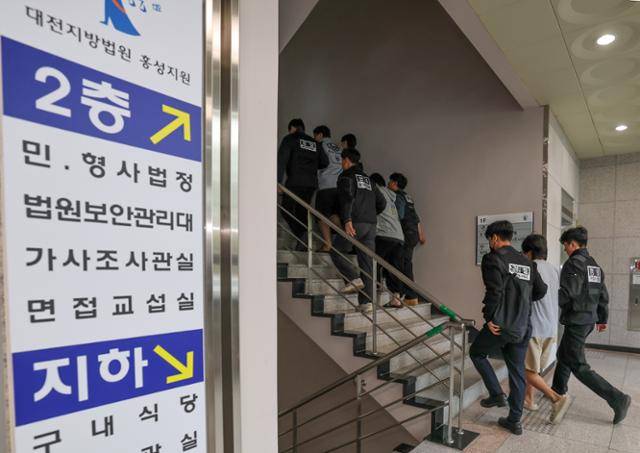 캄보디아 송환 피의자들이 지난달 20일 충남 홍성 대전지법 홍성지원에서 구속 전 피의자 심문(영장실질심사)을 받기 위해 법정에 들어서고 있다. 홍성=뉴스1