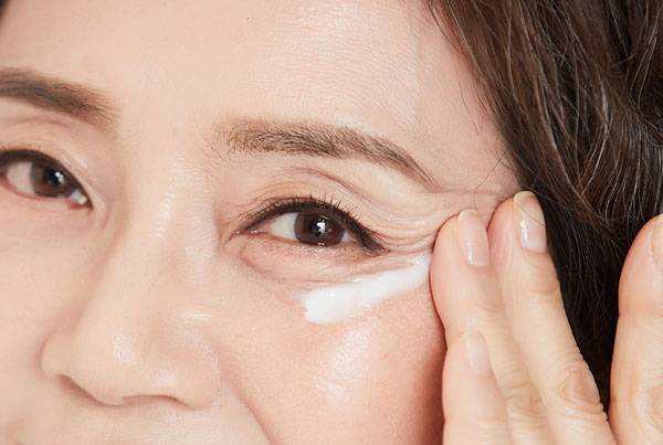 아이크림은 소량만 덜어 네 번째 손가락을 이용해 가볍게 두드리며 흡수시키는 것이 좋다./사진=게티이지뱅크