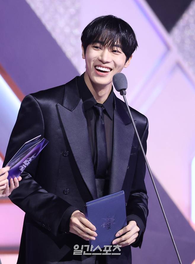 ‘2025 코리아 그랜드 뮤직 어워즈 with iM뱅크’(2025 KGMA) 첫날 아티스트데이가 14일 오후 인천 영종도 인스파이어 아레나에서 펼쳐졌다. 배우 추영우가 시상자로 나서고 있다.영종도(인천)=KGMA특별취재단/2025.11.14./