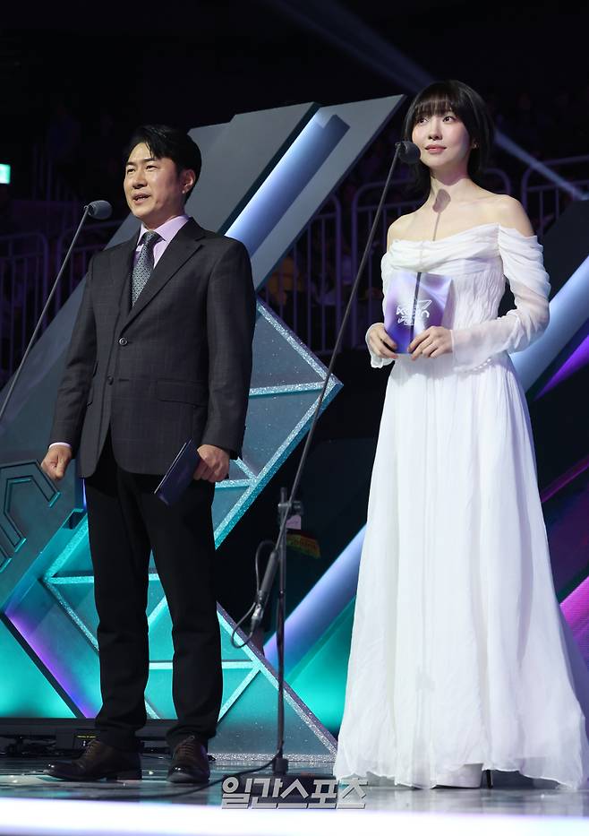 2025 코리아 그랜드 뮤직 어워즈 with iM뱅크’(2025 KGMA) 둘째날 뮤직데이가 15일 오후 인천 영종도 인스파이어 아레나에서 펼쳐졌다. 김호상 ENA대표와 주현영이 ENA K팝 아티스트상을 발표하고 있다.영종도(인천)=KGMA특별취재단/2025.11.15/