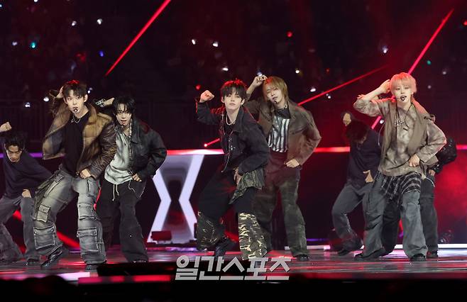 2025 코리아 그랜드 뮤직 어워즈 with iM뱅크’(2025 KGMA) 둘째날 뮤직데이가 15일 오후 인천 영종도 인스파이어 아레나에서 펼쳐졌다. 아홉이 스페셜무대에서 빅뱅의 '뱅뱅뱅'을 부르고 있다. KGMA는 한 해 동안 국내외 팬들에게 많은 사랑을 받은 K팝 아티스트와 작품들을 조명해 차별화된 콘텐츠를 선보이는 K팝 축제다. 올해는 KGMA 조직위원회와 크리에이터링, 디오디가 공동 주관하며, 인천광역시와 인천관광공사가 후원한다. 타이틀 스폰서로는 iM뱅크가 함께하며, 협찬사로 피자에땅, 레이블 코퍼레이션, 할리스가 참여한다. 2025 KGMA는 KT ENA가 주관 방송사로 참여하며, 틱톡라이브를 통해 일본, 중국을 제외한 국내 및 글로벌에 생중계된다. 일본에서는 훌루 재팬을 통해 실시간으로 볼 수 있다.&nbsp; 영종도(인천)=KGMA특별취재단/2025.11.15/