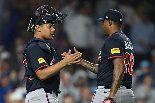 <yonhap photo-3316=""> CHICAGO, ILLINOIS - SEPTEMBER 03: Drake Baldwin #30 and Raisel Iglesias #26 of the Atlanta Braves celebrate after the game against the Chicago Cubs at Wrigley Field on September 03, 2025 in Chicago, Illinois. Daniel Bartel/Getty Images/AFP (Photo by Daniel Bartel / GETTY IMAGES NORTH AMERICA / Getty Images via AFP)/2025-09-04 11:34:40/ <저작권자 ⓒ 1980-2025 ㈜연합뉴스. 무단 전재 재배포 금지, AI 학습 및 활용 금지></yonhap>