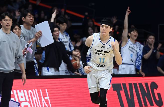 삼성 이관희가 16일 고양 소노 아레나에서 열린 소노와의 2025~26 LG전자 프로농구 정규리그 경기서 득점 후 환호하고 있다. 사진=KBL