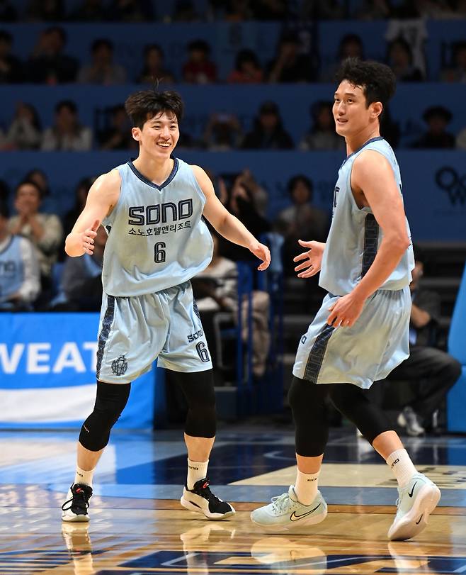 소노 이정현(왼쪽)과 정희재가 16일 고양 소노 아레나에서 열린 삼성과의 2025~26 LG전자 프로농구 정규리그 경기 중 환호하고 있다. 사진=KBL