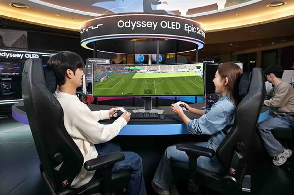 삼성전자 모델이 32:9 비율의 '오디세이 OLED G9'으로 일렉트로닉 아츠(EA)의 최신 축구 게임 'EA 스포츠 FC™ 26'을 넓은 시야로 즐기고 있다. [사진=삼성전자]
