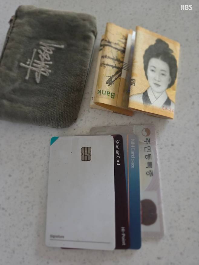 되돌려받은 지갑에 돈과 카드가 그대로 남은 모습