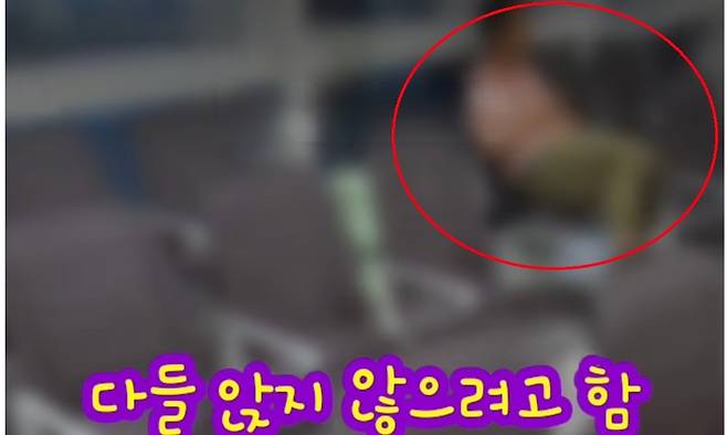 A씨가 SNS에 올린 영상 캡처. 빨간 원 안에는 파손 좌석을 피해 다른 자리에 앉은 이용객의 모습이 보인다,
