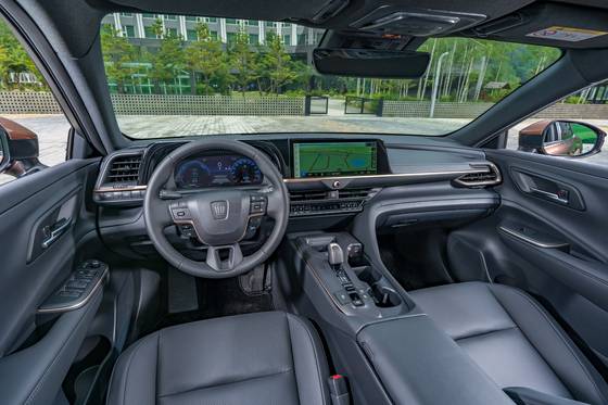 토요타 크라운 하이브리드 실내.