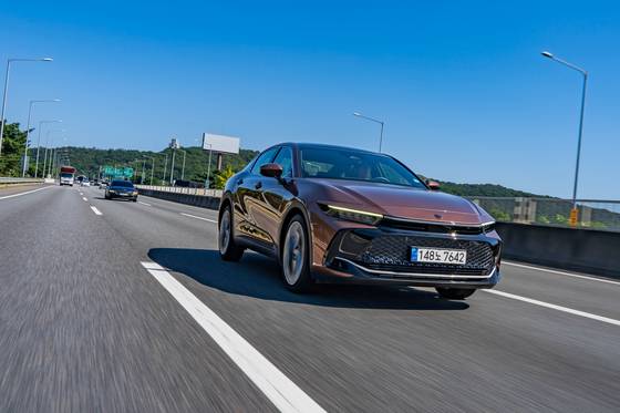 토요타 크라운 하이브리드.