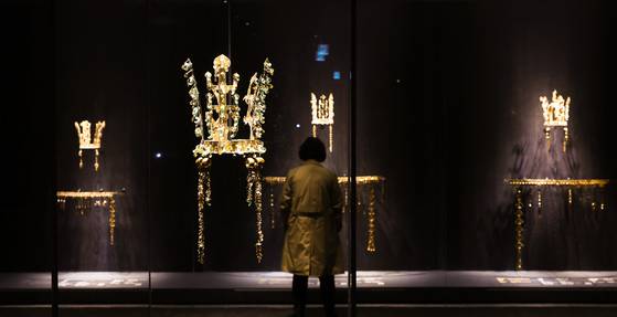 지난달 27일 경주 국립경주박물관 신라역사관에서 열린 ‘신라 금관, 권력과 위신’ 특별전 미디어데이 참석자들이 신라시대 금관을 둘러보고 있다. 이번 특별전은 신라 금관이 세상에 처음 알려진 지 104년 만에 6점의 금관이 한자리에 모여 전시되는 자리다. 뉴스1