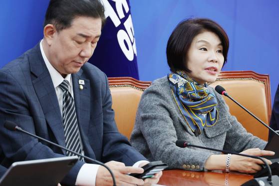 한정애 더불어민주당 정책위의장이 지난 13일 서울 여의도 국회에서 열린 정책조정회의에서 발언하고 있다. 왼쪽은 김병기 원내대표. 연합뉴스