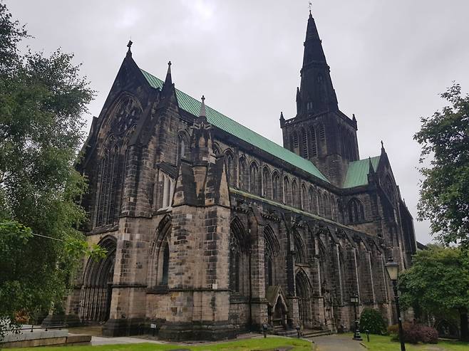 12~13세기에 건립된 글래스고 대성당. 1560년 종교 개혁 당시 파괴를 면해 원형을 유지하고 있는 몇 안 되는 스코틀랜드 중세 성당 중 하나다. /최종석 기자