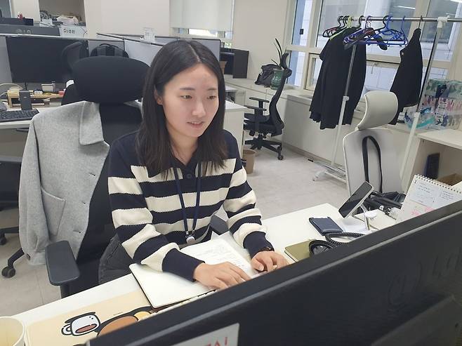 김수진 매너지가 알뜰폰 사업 내용을 검토하고 있다. 윤현주 기자