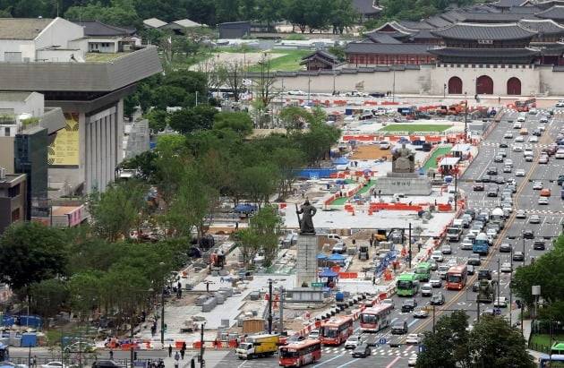 지난 2022년 서울 종로구 광화문광장에서 조성공사가 한창인 모습/ 사진=허문찬 기자