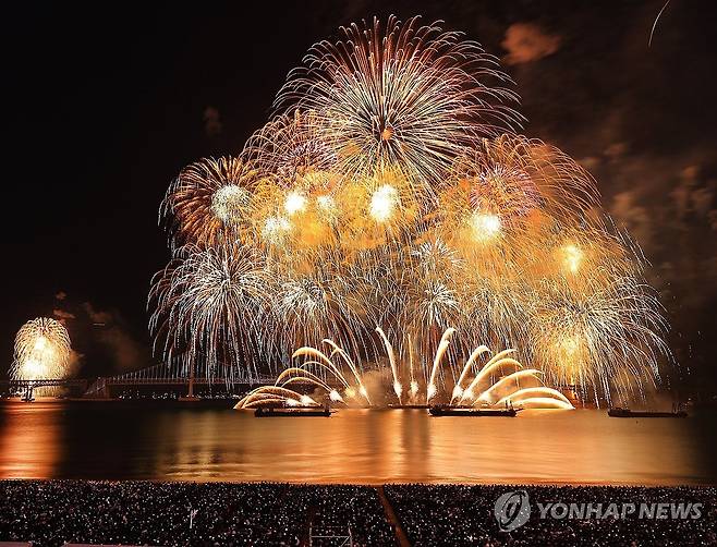 15일 오후 부산 광안리해수욕장 일대에서 열린 제20회 부산 불꽃축제에서 화려한 불꽃이 가을 밤바다를 수놓고 있다. 연합뉴스