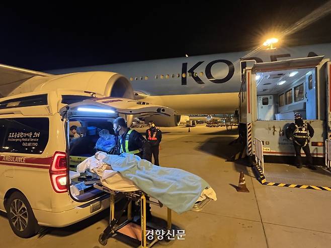 전남대 언어교육원에서 한국어를 배우도 쓰러져 의식불명에 빠진 태국 유학생 시리냐가 지난 15일 항공기를 이용해 태국으로 이송되고 있다. 전남대 제공.
