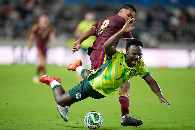 호주의 네스토리 이란쿤다(아래)가 15일 미국 휴스턴 셸에너지 스타디움에서 열린 베네수엘라와의 친선경기에서 상대 수비수에게 밀려 넘어지고 있다. 휴스턴 | AP연합뉴스