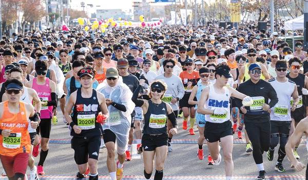 제27회 국제신문 부산마라톤대회가 16일 부산 사하구 다대포해수욕장에서 열린 가운데, 참가자 1만여 명이 출발음에 맞춰 힘차게 앞으로 뛰어나가고 있다.