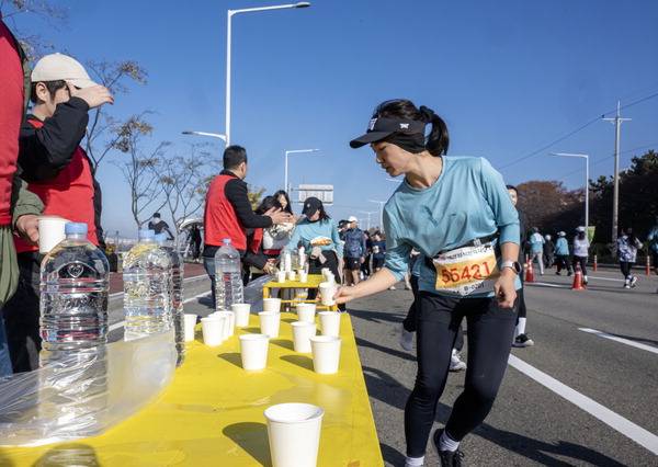 반환점을 지난 참가자가 물을 마시고 있다.