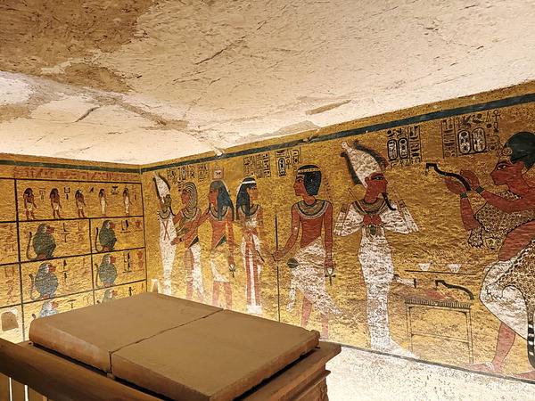 투탕카멘의 무덤 내부. 중앙에는 그를 인도하는 신 아누비스와 여신들, 왼쪽 벽면에는 태양의 여정과 사후세계의 열두 시간을 상징하는 부조가 있다.