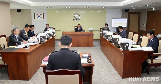 충남도의회 건설소방위원회는 14일 충남도 소방본부를 대상으로 행정사무감사를 실시했다.