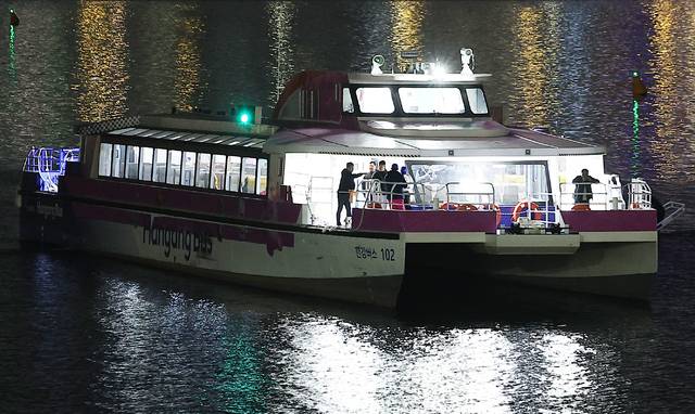 15일 오후 한강버스가 서울 송파구 잠실선착장 인근 강바닥에 걸려 멈춰 있다. 연합뉴스