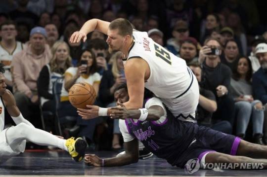 덴버의 니콜라 요키치(15번)