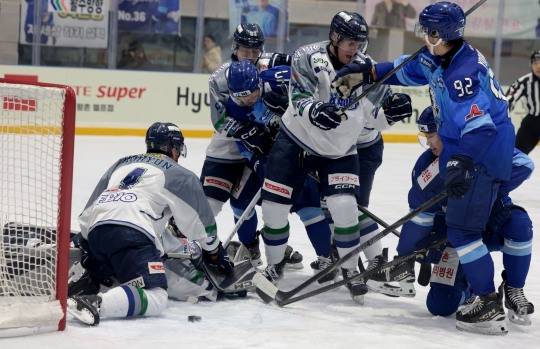 치열한 몸싸움을 벌이는 HL 안양과 도호쿠. 사진[연합뉴스]