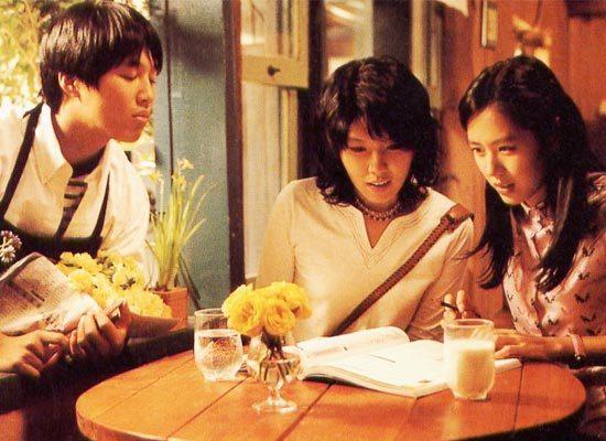 지환(차태현)은 수인(손예진)에게 고백한 뒤 거절당하지만, 친구가 된다. 수인의 단짝 경희(이은주)까지 포함해 셋은 어디든 함께 다니는 사이가 된다. [코리아픽쳐스]