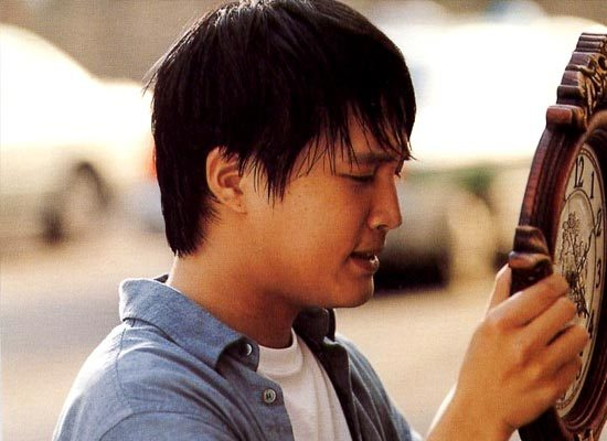 “우리 다시 만나면 친구 하는 거야” 지환은 수인에게 무리한 고백을 한 후 시계를 들고 사과한다. 자신이 시곗바늘을 되돌려 둘 테니, 없었던 일로 하고 친구가 되자는 제안이다. 다소 유치해 보일 수도 있는 이와 같은 장면들이 이 영화에 개성을 부여한다. 그건 인간의 순수한 마음에 대한 신뢰다. [코리아픽쳐스]