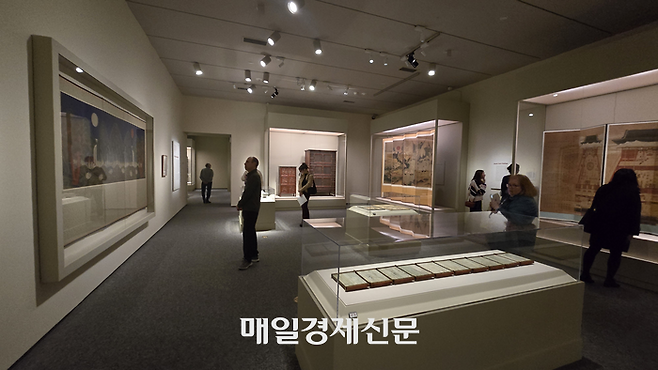 15일(현지시간) 미국 워싱턴DC 국립아시아예술박물관에서 문을 연 ‘한국의 보물: 모으고, 아끼고, 나누다’ 전시를 찾은 관람객들이 작품을 감상하고 있다. [워싱턴 최승진 특파원]