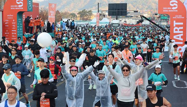 16일 2025 MBN 서울 마라톤이 개최 된 가운데 참가자들이 출발지인 광화문광장에서 달려나가고 있다. [이승환 기자]