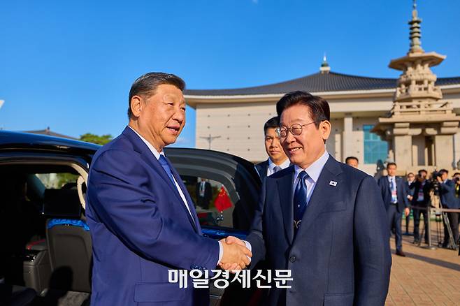 이재명 대통령이 1일 경북 경주 국립경주박물관에서 열린 한중 정상회담에 참석하는 시진핑 중국 국가주석을 맞이하고 있다. 2025.11.1 대통령실 제공