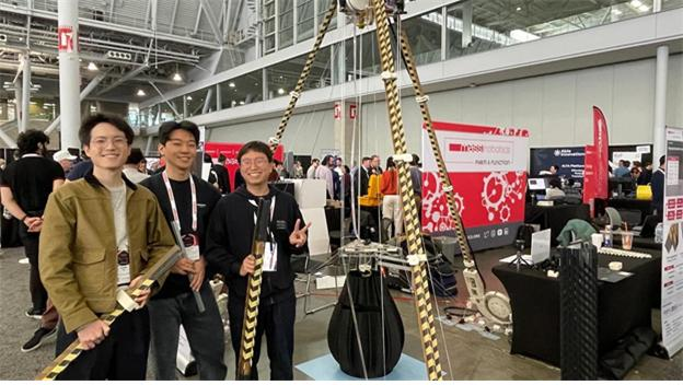 조규진 교수팀이 지난 2024년 미국 보스턴 컨벤션센터에서 열린 ‘2024 Form & Function Robotics Challenge’에서 우승한 이후 기념촬영하고 있는 모습. 조 교수팀은 우주에서의 건설 자동화를 위한 트랜스포밍 3D 프린팅 로봇 기술을 제시하며 호평을 받았다. MIT, 하버드, 터프스 등 보스턴 명문 대학과 코넬, 스탠포드 등을 모두 제치고 1위를 차지했다. SNU