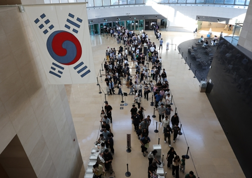 서울 용산 국립중앙박물관을 찾은 관람객들이 줄을 서서 입장하고 있다. [연합뉴스]