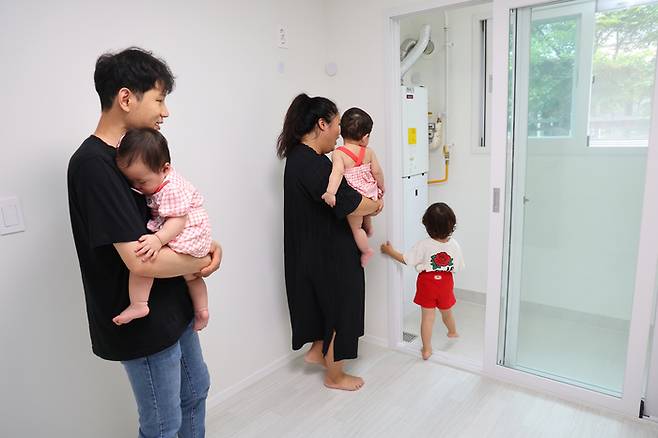 인천 미추홀구 숭의동 한 빌라에서 열린 ‘천원주택’ 입주 행사에서 입주 가족들이 천원주택을 둘러보고 있다. [사진=연합뉴스]