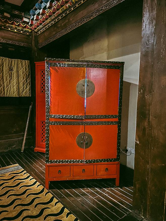 티베트 스위트 객실 거실의 TV장/ 사진=권효정 여행+ 기자