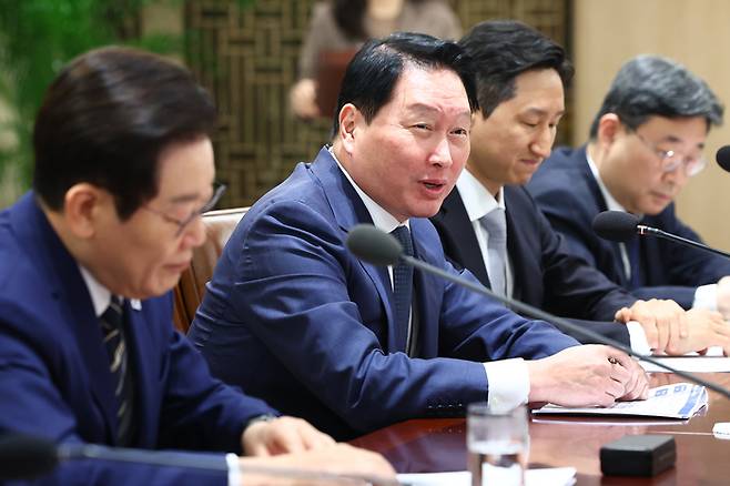 최태원 SK그룹 회장이 16일 용산 대통령실에서 열린 한미 관세협상 후속 민관 합동회의에서 발언하고 있다. 왼쪽부터 이재명 대통령, 최태원 회장, 정기선 HD현대 회장, 하준경 경제성장수석. [연합뉴스]