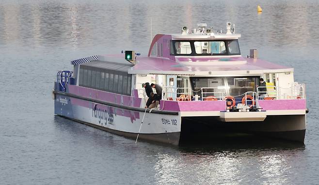 16일 서울 송파구 잠실선착장 부근 강바닥에 걸려 멈춘 한강버스에서 관계자가 수심 확인을 하고 있다. 연합뉴스