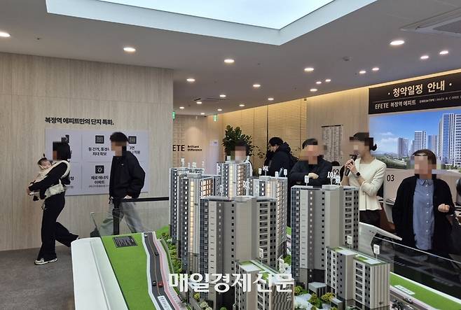 14일 오후 방문한 복정역 에피트 견본주택, 평일 오후에도 방문객들로 북적이고 있다 [한창호 기자]