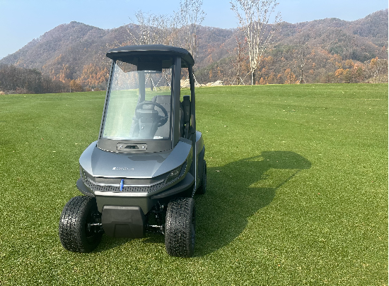 싱글의 바퀴 하나가 잔디에 가하는 압력은 성인 남성 한 명이 서 있을 때의 무게 정도로 일반 2인승 카트에 비해 훨씬 낮은 수준이다. (메이트모빌리티 제공)
