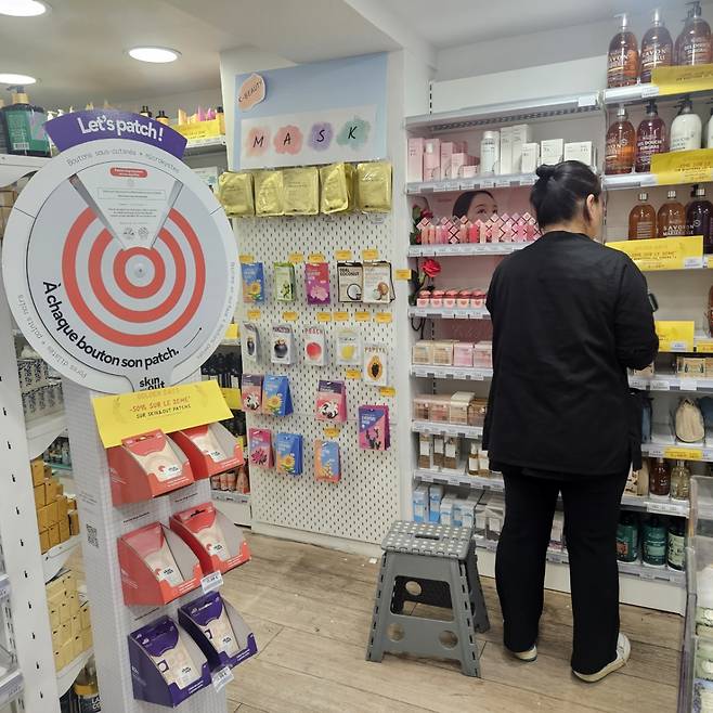 파리 몽쥬약국 내 매장에 놓인 국내 화장품들 /사진=조한송 기자